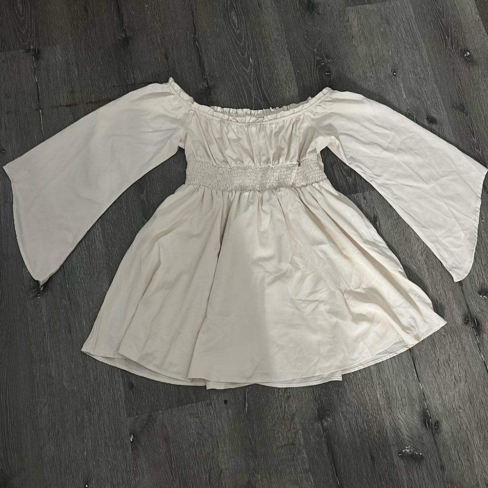 Large. 8/10. Perfect pirate like off the shoulder dress.
